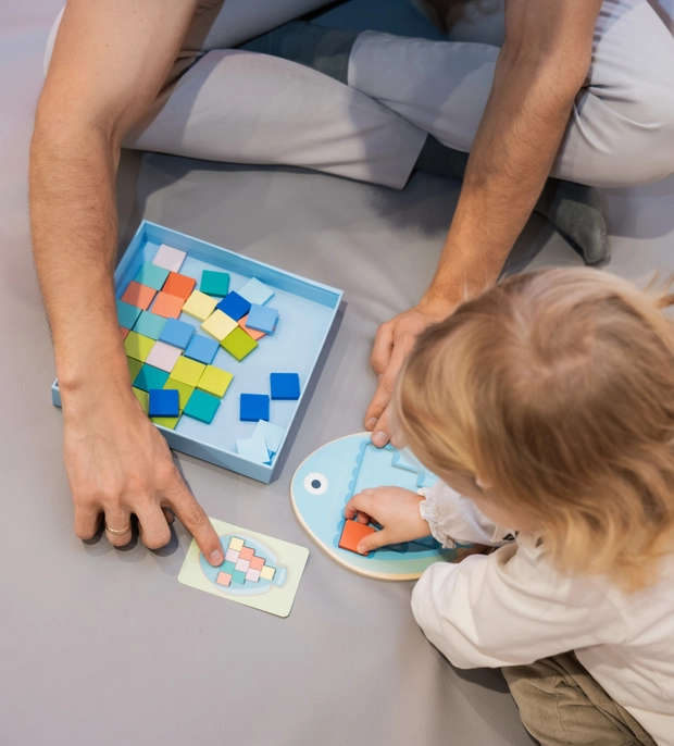 Terapeutas rodo žaidimą