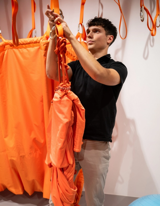 Terapeutas ruošia žaidimų erdvę